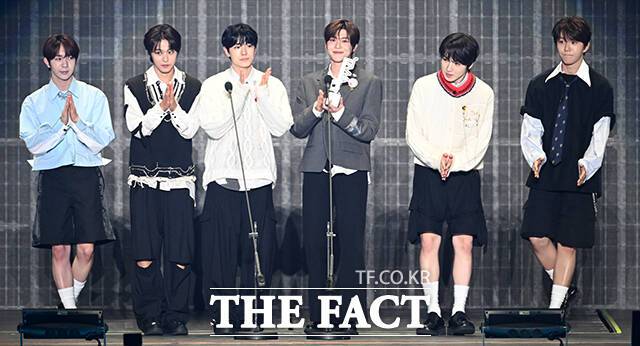 <더팩트>가 주최하고 팬앤스타와 필링바이브(FEELINGVIVE)가 주관하는 '2024 더팩트 뮤직 어워즈(2024 THE FACT MUSIC AWARDS, TMA)'가 8일 오후 일본 오사카 '교세라 돔 오사카'에서 열린 가운데 '월드 베스트 퍼포머' 상을 받은 그룹 엔시티 위시(NCT WISH)가 수상 소감을 밝히고 있다. /교세라 돔 오사카=박헌우 기자