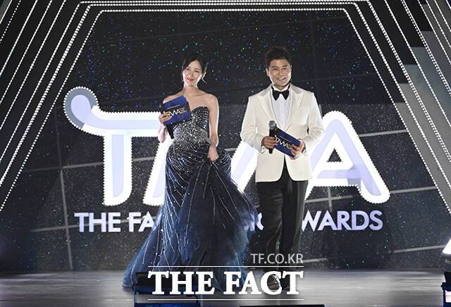 <더팩트>가 주최하고 팬앤스타와 필링바이브(FEELINGVIVE)가 주관하는 '2024 더팩트 뮤직 어워즈(2024 THE FACT MUSIC AWARDS, TMA)'가 8일 오후 일본 오사카 '교세라 돔 오사카'에서 열린 가운데 가수 서현과 방송인 전현무가 MC로 참석하고 있다. /교세라 돔 오사카=이새롬·남윤호·박헌우 기자
