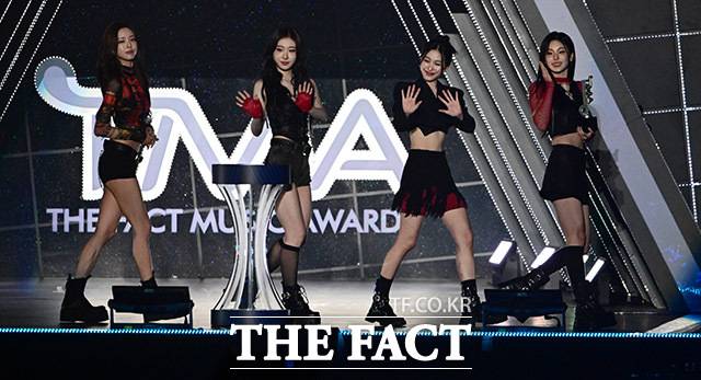 <더팩트>가 주최하고 팬앤스타와 필링바이브(FEELINGVIVE)가 주관하는 '2024 더팩트 뮤직 어워즈(2024 THE FACT MUSIC AWARDS, TMA)'가 8일 오후 일본 오사카 '교세라 돔 오사카'에서 열린 가운데 '월드 베스트 퍼포머'를 수상한 그룹 있지가 입장하고 있다. /교세라 돔 오사카=남윤호 기자