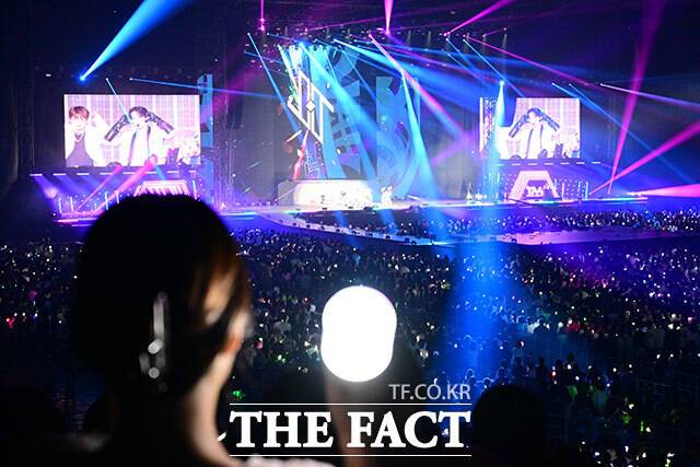 <더팩트>가 주최하고 팬앤스타와 필링바이브(FEELINGVIVE)가 주관하는 '2024 더팩트 뮤직 어워즈(2024 THE FACT MUSIC AWARDS, TMA)'가 8일 오후 일본 오사카 '교세라 돔 오사카'에서 열린 가운데 관객들이 뜨거운 무대를 즐기고 있다. /교세라 돔 오사카=남윤호 기자