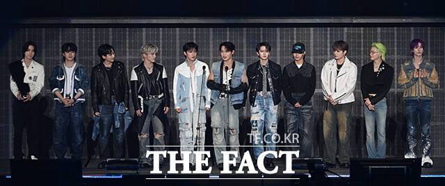 <더팩트>가 주최하고 팬앤스타와 필링바이브(FEELINGVIVE)가 주관하는 '2024 더팩트 뮤직 어워즈(2024 THE FACT MUSIC AWARDS, TMA)'가 8일 오후 일본 오사카 '교세라 돔 오사카'에서 열린 가운데 'TMA 인기상'을 받은 그룹 제이오원(JO1)이 수상 소감을 밝히고 있다. /교세라 돔 오사카=박헌우 기자