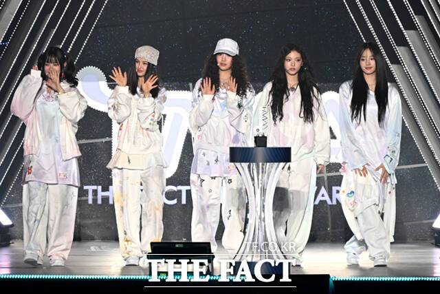 <더팩트>가 주최하고 팬앤스타와 필링바이브(FEELINGVIVE)가 주관하는 '2024 더팩트 뮤직 어워즈(2024 THE FACT MUSIC AWARDS, TMA)'가 8일 오후 일본 오사카 '교세라 돔 오사카'에서 열린 가운데 '월드 와이드 아이콘' 부문을 수상한 뉴진스(NewJeans)가 소감을 밝히고 있다. /교세라 돔 오사카=이새롬 기자