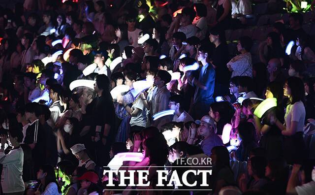 <더팩트>가 주최하고 팬앤스타와 필링바이브(FEELINGVIVE)가 주관하는 '2024 더팩트 뮤직 어워즈(2024 THE FACT MUSIC AWARDS, TMA)'가 7일 오후 일본 오사카 '교세라 돔 오사카'에서 열린 가운데 관객들이 공연을 즐기고 있다. /교세라 돔 오사카=박헌우 기자