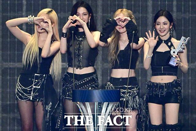 <더팩트>가 주최하고 팬앤스타와 필링바이브(FEELINGVIVE)가 주관하는 '2024 더팩트 뮤직 어워즈(2024 THE FACT MUSIC AWARDS, TMA)'가 8일 오후 일본 오사카 '교세라 돔 오사카'에서 열린 가운데 '대상' 수상의 영예를 안은 그룹 에스파가 소감을 말하고 있다. /교세라 돔 오사카=남윤호 기자