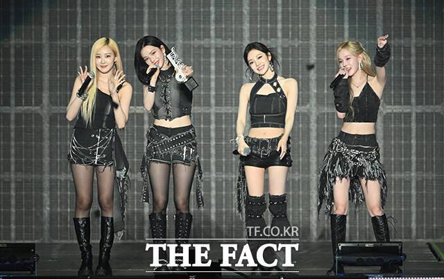 <더팩트>가 주최하고 팬앤스타와 필링바이브(FEELINGVIVE)가 주관하는 '2024 더팩트 뮤직 어워즈(2024 THE FACT MUSIC AWARDS, TMA)'가 8일 오후 일본 오사카 '교세라 돔 오사카'에서 열린 가운데 그룹 에스파(aespa)가 앵콜 무대를 펼치고 있다. /교세라 돔 오사카=이새롬·남윤호·박헌우 기자