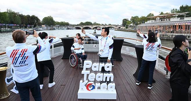 7일 오후(현지 시각) 프랑스 파리 8구 선착장에서 열린 '선수단의 밤' 행사에서 2024 패럴림픽 한국 선수단이 기념 촬영하고 있다. /대한장애인체육회 제공