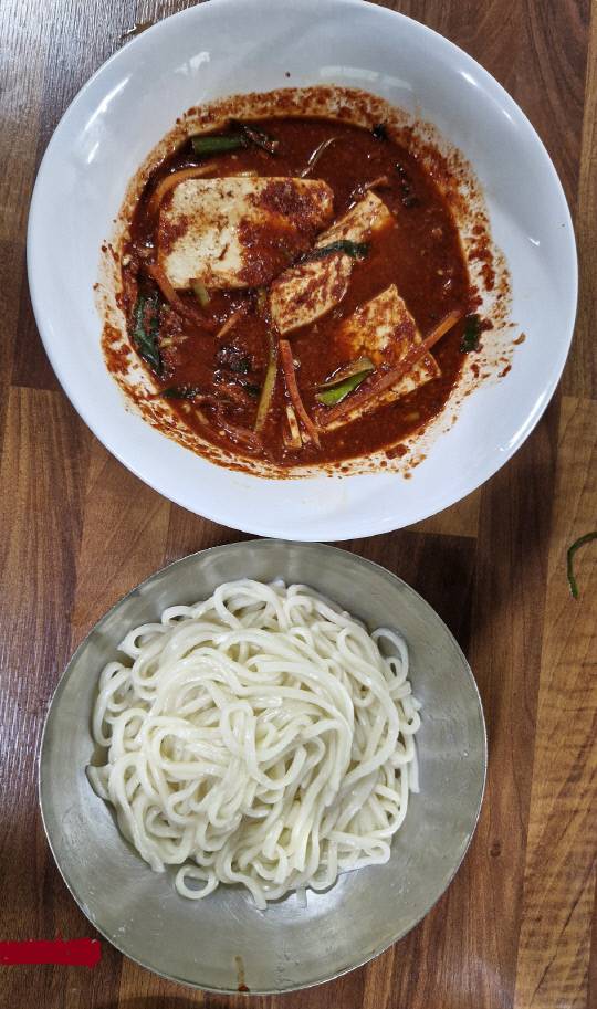 두부두루치기는 칼국수 면과 비벼먹는게 제격이다. 김재근 선임기자