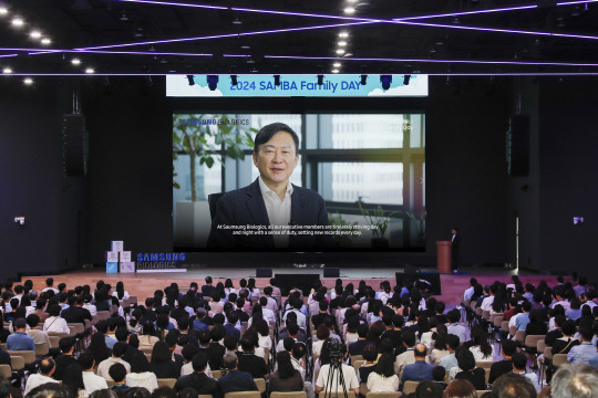 7일 삼성바이오로직스 임직원 가족들이 존 림 삼성바이오로직스 대표이사의 환영 영상을 보고 있다. 삼성바이오로직스 제공.