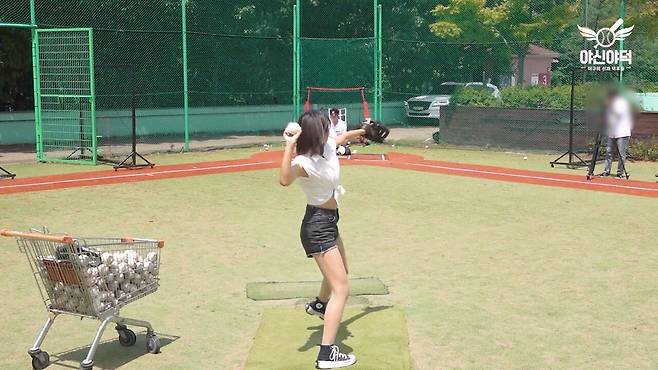 진짜 역대급으로 간지나게 던지네요ㄷㄷ.mp4_20240908_122111.557.jpg 한화이글스 박소영 치어리더