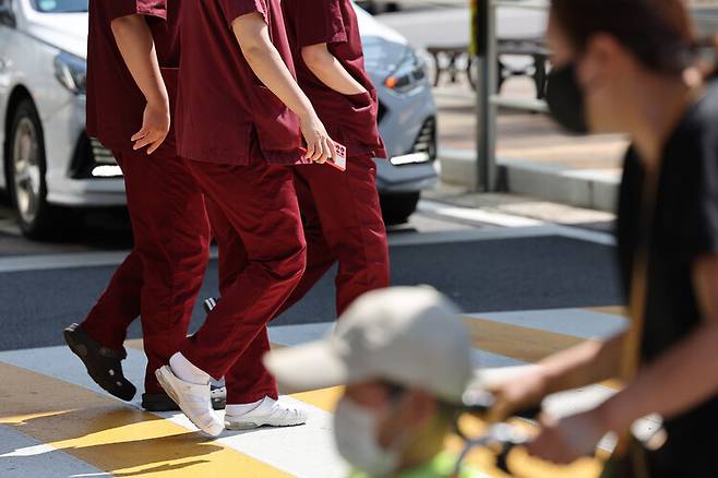 일부 병원 응급실이 야간 진료를 중단하는 등 추석을 앞두고 응급실 과부하 우려가 확산하고 있는 3일 오전 서울의 한 대형병원에서 의료진이 걸어가고 있다. 김영원 기자 forever@hani.co.kr