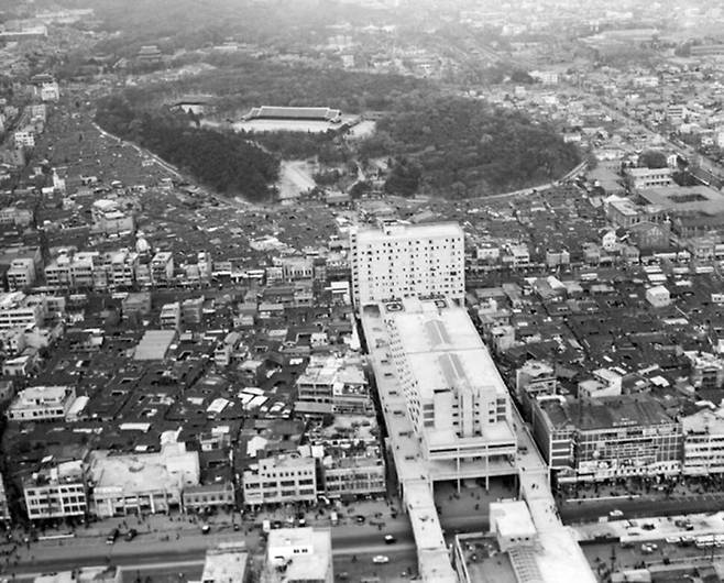 1960년대 말 준공 직후 찍은 세운상가의 공중사진. 양옆으로 공중보행로를 끼고 있는 모습이 보인다. 서울시아카이브