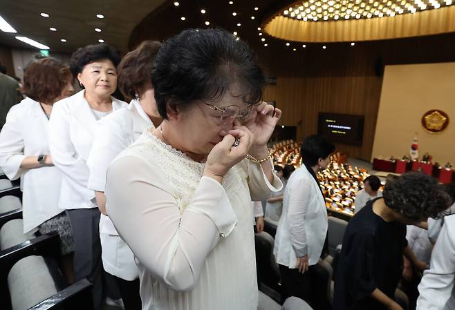 대한간호협회 소속 전현직 간호사들이 2024년 8월28일 오후 국회 본회의에서 간호법이 통과되자 기뻐하며 본회의장을 나서고 있다. 신소영 한겨레 기자 viator@hani.co.kr