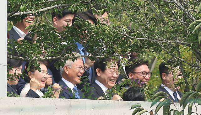 문재인(앞줄 왼쪽 세 번째) 전 대통령과 김정숙 여사가 8일 오후 경남 양산시 하북면 평산마을 자신의 자택에서 이재명 대표를 비롯한 더불어민주당 지도부와 함께 기념 촬영을 하고 있다. 양산=연합뉴스