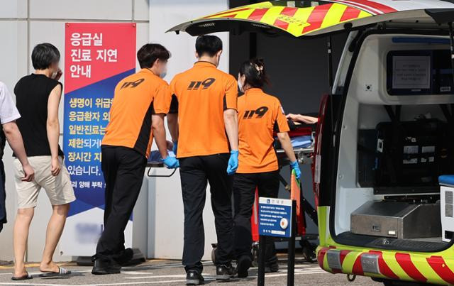 8일 서울 시내 한 대학병원 응급실에서 소방대원이 환자를 이송하는 모습. 뉴스1