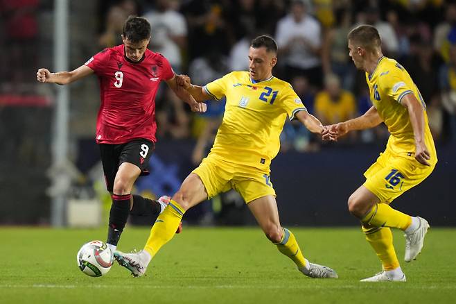 <yonhap photo-0263="">8일 체코 프라하에서 열린 UEFA 네이션스리그 리그B 조별리그 1조 1차전 우크라이나전에 출전한 알바니아 대표팀 공격수 야시르 아사니(왼쪽). 아사니는 광주FC 소속으로 K리그를 누비는 외국인 공격수이기도 하다. AP=연합뉴스</yonhap>