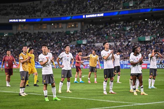 중국 대표팀 선수들이 지난 5일 일본과의 2026 FIFA 북중미 월드컵 아시아 3차 예선 0-7 참패 후 원정 팬들에게 인사하고 있다. EPA=연합뉴스