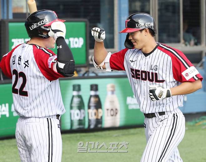 2024 KBO리그 프로야구 LG트윈스와 한화이글스의 경기가 8일 오후 서울 잠실야구장에서 열렸다. 4회말 2사 2루 이영빈이 비디오 판독 끝에 투런 홈런을 인정받아 홈인한 후 김현수의 축하를 받고 있다. 잠실=김민규 기자 mgkim1@edaily.co.kr /2024.09.08/