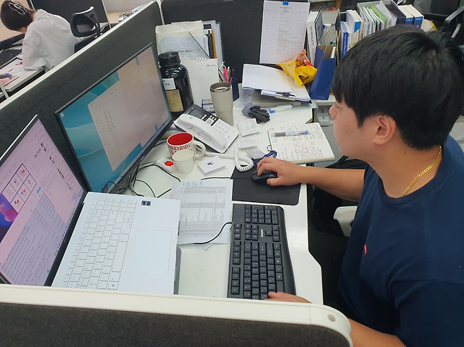 김주연 매니저가 영업 스케줄 관리를 하고 있다. 군산=윤현주 기자