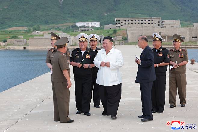 김정은 국무위원장이 현대적 해군기지건설 조성과 관련 현지 시찰에 나섰다고 조선중앙통신이 8일 보도했다. 평양 조선중앙통신=연합뉴스