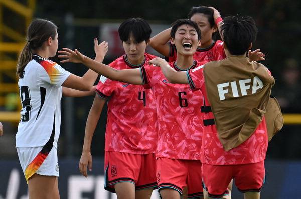 8일(한국시간) FIFA U-20 여자 월드컵 조별리그 최종전에서 독일을 1-0으로 누른 한국 대표팀이 환호하고 있다. AFP 연합뉴스