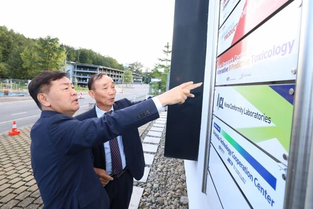 한국과학기술연구원(KIST) 유럽연구소 전북특별자치도 분원 개소식에서 김수현 KIST 유럽연구소장(오른쪽)이 김관영 전북지사에게 입주 기관들에 대해 설명하고 있다. 전북특별자치도 제공.