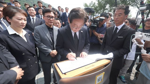 이재명 더불어민주당 대표가 8일 오전 경남 김해시 진영읍 봉하마을 노무현 전 대통령 묘역 참배 후 방명록을 남기고 있다. 연합뉴스