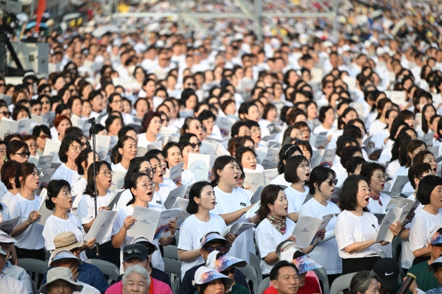 찬송가를 부르는 2024 해운대성령대집회 참석자들. 부산=신석현 포토그래퍼