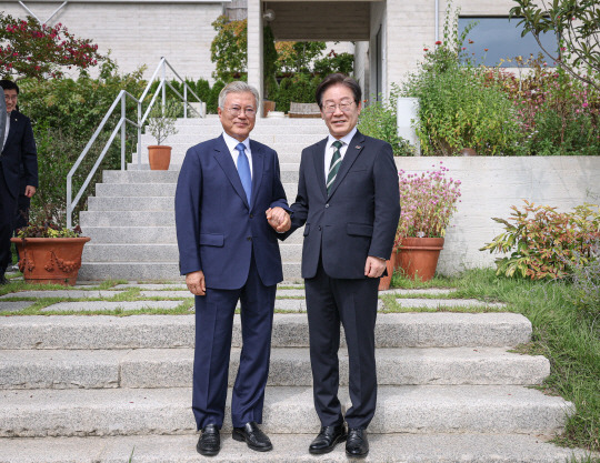 이재명 더불어민주당 대표와 문재인 전 대통령이 8일 경남 양산시 하북면 평산마을 문 전 대통령 사저에서 기념촬영을 하고 있다. 더불어민주당 제공. 뉴시스