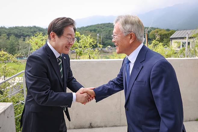 이재명(왼쪽) 더불어민주당 대표가 8일 경남 양산 평산마을을 찾아 문재인 전 대통령을 예방하고 있다. [민주당 제공]