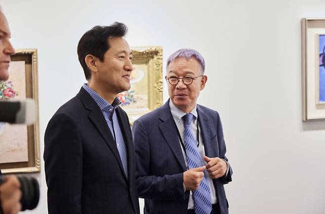 오세훈 서울시장이 우찬규 학고재 대표와 프리즈 서울 내 학고재 부스를 둘러보고 있는 모습. [프리즈]