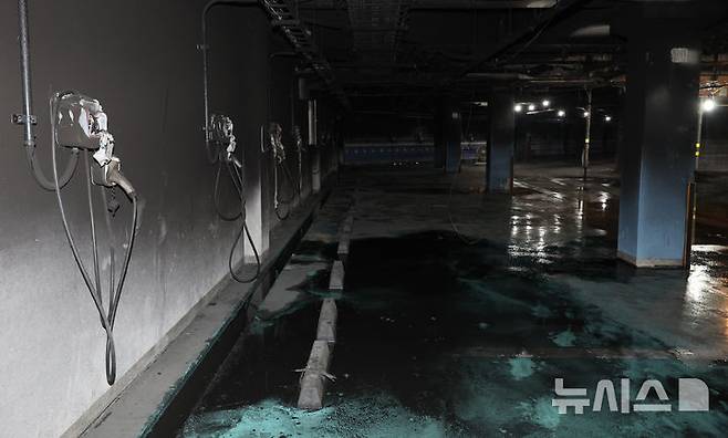 [인천=뉴시스] 전진환 기자 = 지난달 일 오전 전기차 차량 화재가 발생했던 인천 서구 청라국제도시의 한 아파트 지하주차장의 전기차충전기가 녹아내려 흉물스런 모습을 보이고 있다.지난 1일 이 아파트 지하주차장에 주차돼 있던 전기차에서 폭발이 일어나 주민들이 대피하고 차량 140여대가 불에 타는 재산피해가 발생했다.   2024.08.14. amin2@newsis.com