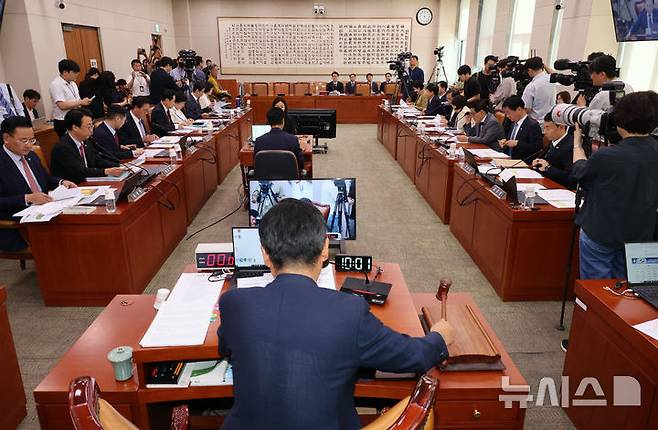 [서울=뉴시스] 조성우 기자 = 3일 오전 서울 여의도 국회에서 열린 법제사법위원회 전체회의에서 정청래 위원장이 김복형 헌법재판소 재판관 후보자 인사청문회 실시계획서 채택의 건 등을 상정하며 의사봉을 두드리고 있다. 2024.09.03. xconfind@newsis.com