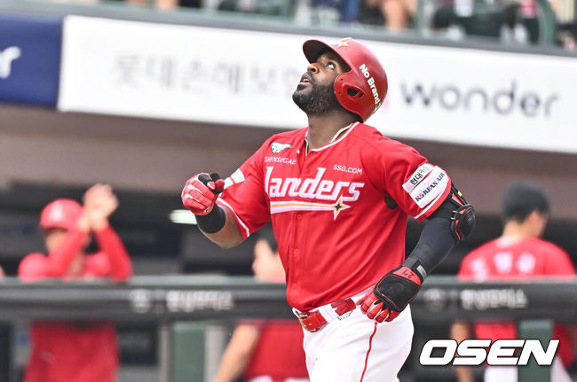 [OSEN=부산, 이석우 기자] 8일 부산 사직야구장에서 2024 신한 SOL 뱅크 KBO 리그 롯데 자이언츠와 SSG 랜더스의 경기가 열렸다. SSG 랜더스 에레디아가 8회초 무사 1,2루 좌월 3점 홈런을 치고 세리머니를 하고 있다. 2024.09.08 / foto0307@osen.co.kr