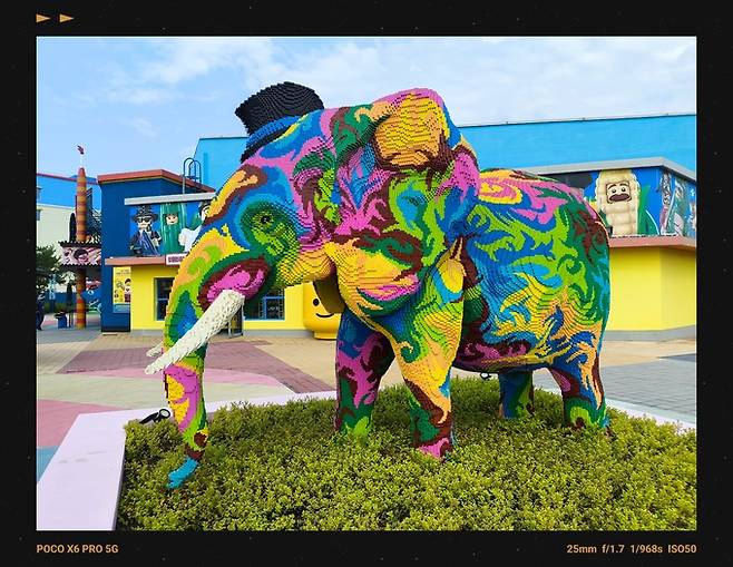 포코 X6 프로로 찍은 강원 춘천 레고랜드 코리아리조트 전경. 포코 X6 프로는 형형색색의 코끼리 레고 조형물, 빠르게 움직이는 롤러코스터 등을&nbsp;잘 포착할 수 있었다.&nbsp; &nbsp; 춘천=이동수 기자