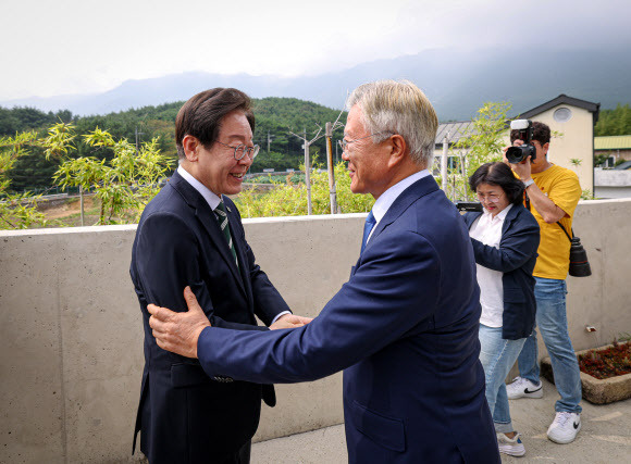 이재명 더불어민주당 대표와 문재인 전 대통령이 8일 경남 양산시 하북면 평산마을 문 전 대통령 사저에서 악수를 하고 있다. 사진=더불어민주당 제공