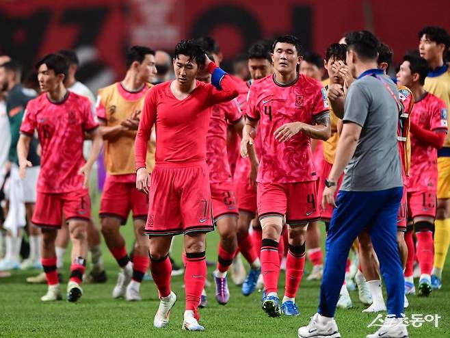 축구대표팀 수비수 김민재(4번)가 5일 서울월드컵경기장에서 열린 팔레스타인과 2026북중미월드컵 아시아 최종예선 B조 1차전을 0-0으로 마친 뒤 주장 손흥민과 함께 아쉬워하고 있다. 상암|주현희 기자 teth1147@donga.com