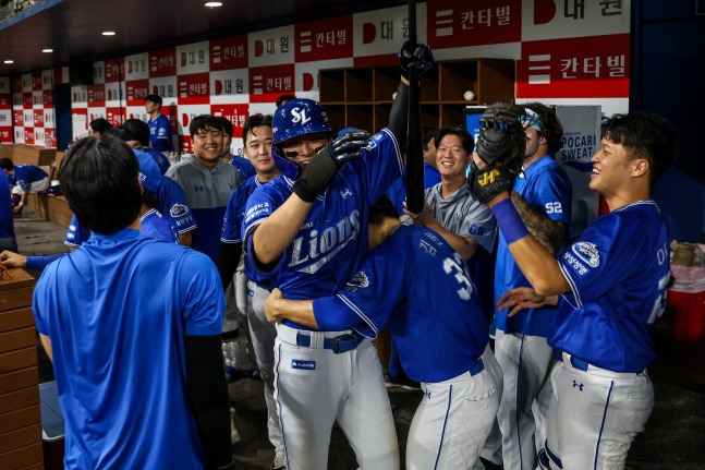 삼성 구자욱이 지난달 29일 고척 키움전 연장 11회 초 우월 솔로홈런을 치고 더그아웃에서 기뻐하고 있다. /사진=삼성 라이온즈 제공