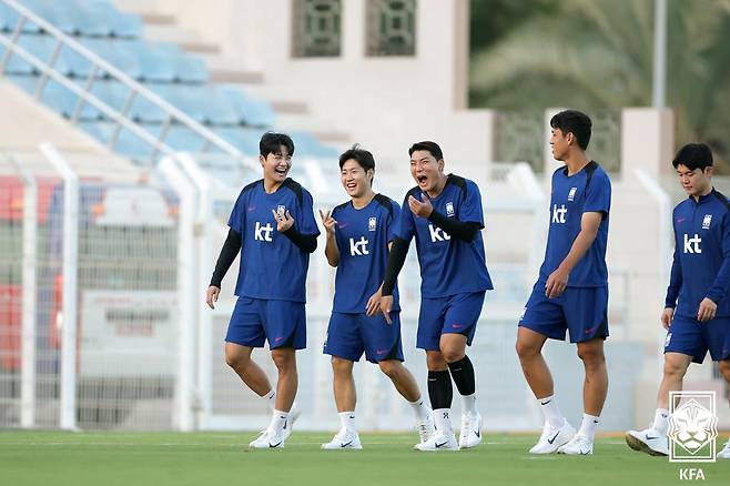 설영우(왼쪽), 이강인(가운데), 주민규(오른쪽)가 2026 국제축구연맹(FIFA) 북줌미월드컵 아시아 지역 3차 예선 B조 2차전 오만과 경기 전 웃으며 훈련에 임하고 있다. /사진=대한축구협회(KFA) 제공