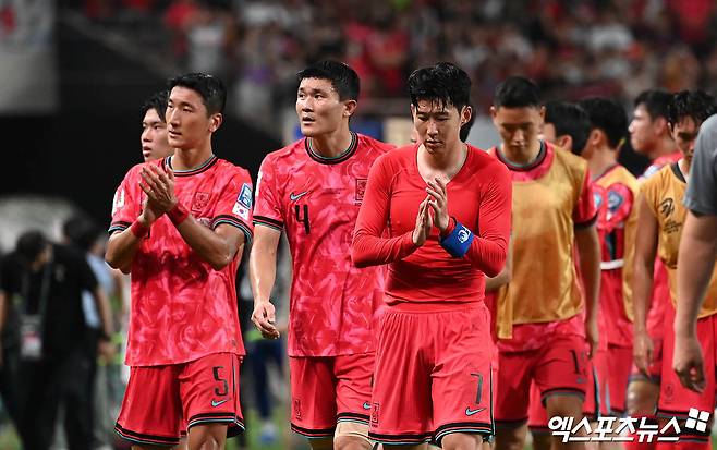 손흥민, 김민재 등 대한민국 축구 국가대표팀 선수들이 5일 서울월드컵경기장에서 열린 2026 북중미 월드컵 아시아 3차예선 B조 1차전 팔레스타인과의 홈 경기 직후 관중석에 인사하고 있다. 홍명보 감독이 이끄는 대표팀은 팔레스타인전에서 예상밖으로 비겨 2차전 승리가 절실하다. 한국은 이라크와 요르단, 쿠웨이트에 이어 팔레스타인과 B조 공동 4위로 내려 앉았다. 엑스포츠뉴스DB