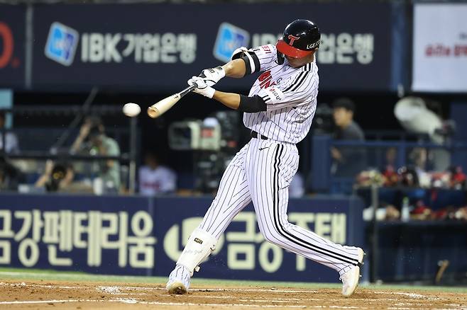 LG 내야수 이영빈은 8일 잠실구장에서 열린 '2024 신한 SOL Bank KBO 리그' 한화와 팀 간 15차전 맞대결에서 9번타자 우익수로 선발 출전했다. 3회말과 4회말 생애 첫 연타석 홈런을 터트려 공격에 활력을 불어넣었다. LG 트윈스