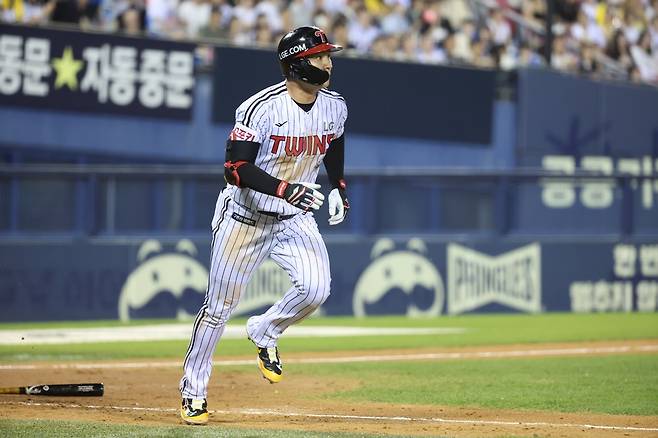 LG 내야수 오지환은 8일 잠실구장에서 열린 '2024 신한 SOL Bank KBO 리그' 한화와 팀 간 15차전 맞대결에서 5번타자 유격수로 선발 출전했다. 7회말 홈런포를 터트려 승리에 쐐기를 박았다. 동시에 KBO 리그 역대 38번째 2600루타를 달성했다. LG 트윈스