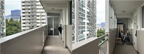 지난달 29일 성동구 아파트 복도 한쪽에 문을 만들어 창고로 사용하고 있었다.  [촬영 김연수]