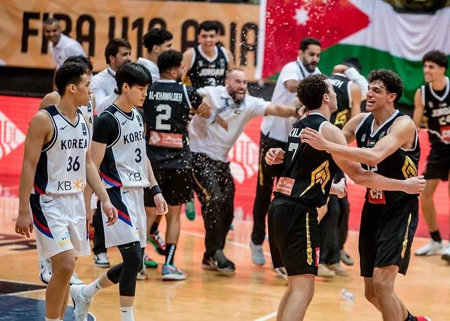 요르단에 패한 한국 선수단.  [FIBA 인터넷 홈페이지 사진. 재판매 및 DB 금지]