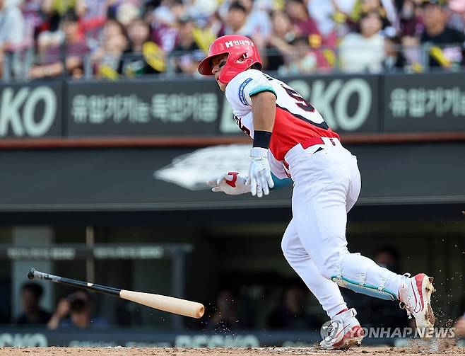 김도영, 3할-30홈런-100타점-100득점,-30도루 달성 (광주=연합뉴스) 조남수 기자 = 8일 광주기아챔피언스필드에서 열린 프로야구 키움 히어로즈와 KIA 타이거즈의 경기. KIA 김도영이 8회말 1사 2루에서 1타점 안타를 때리고 있다. 김도영은 타점 추가로 역대 3번째로 '3할-30홈런-100타점-100득점-30도루'를 달성했다. 2024.9.8 iso64@yna.co.kr