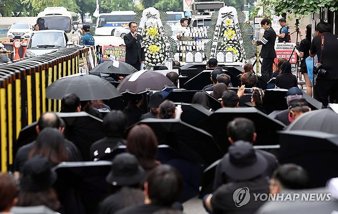 전자상거래 사망 선고 집회하는 티메프 피해자들 (서울=연합뉴스) 김인철 기자 = 티몬·위메프(티메프) 정산 지연 사태 피해자들이 8일 서울 영등포구 여의도 국민의힘 당사 앞에서 전자상거래 사망 선고 집회를 하고 있다. 2024.9.8 yatoya@yna.co.kr