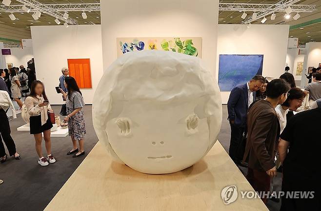 '프리즈 서울' 개막 (서울=연합뉴스) 이재희 기자 = 4일 서울 강남구 코엑스에서 열린 '프리즈 서울'에서 관람객이 전시를 둘러보고 있다. 2024.9.4 scape@yna.co.kr