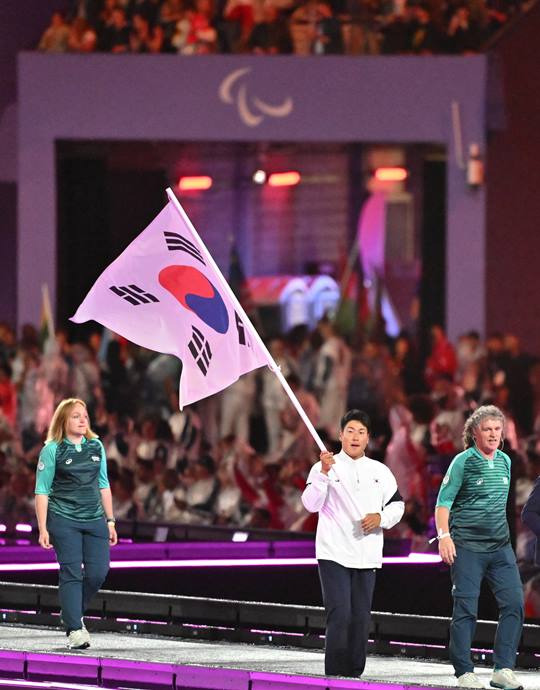 <출처=뉴스1>
파리 패럴림픽 폐회식에서 최용범이 태극기를 들고 입장하고 있다.