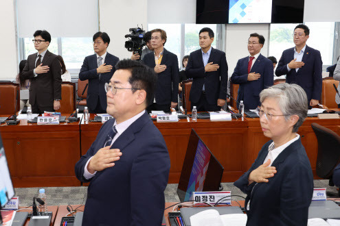 국민의힘 한동훈 대표와 더불어민주당 박찬대 원내대표를 비롯한 양당 의원들이 9일 오전 서울 여의도 국회에서 열린 ‘지역당 부활과 정당정치 활성화를 위한 국회토론회’에서 국기에 경례하고 있다. (사진=연합뉴스)