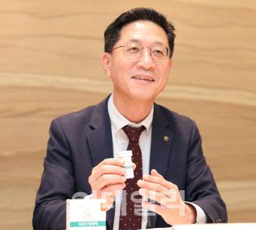 황인구 유한양행 생활건강마케팅 실장(이사)이 혈당 유산균 ‘당큐락’을 들고 인터뷰를 진행했다. (사진=유한양행)