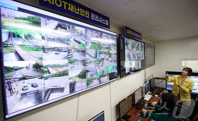 장맛비가 잠시 소강상태를 보인 3일 광주 북구청 하천방재과 직원들이 지하차도, 하천 범람 지역 등의 침수 취약지를 대상으로 스마트 침수대응 CCTV를 모니터링 하고 있다.(광주 북구 제공)/뉴스1